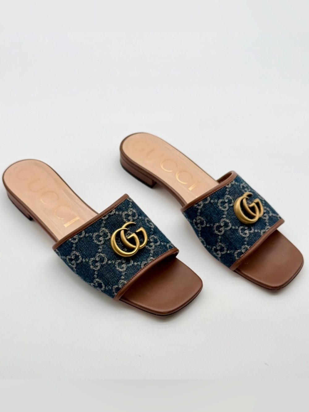 Gucci Jolie Denim Marmont GG
Monogram Miro Calfskin Slide
Sandals EU 40 US 10